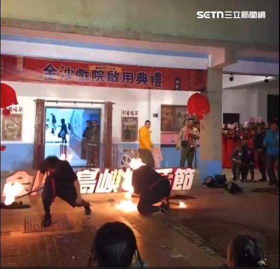 這名舞者受傷後頸部以上全是火勢，著火痛苦瞬間被完整記錄下來，現場驚叫聲不斷。（圖／YT直播畫面)