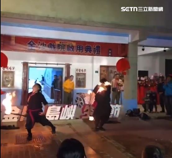 舞者在完成噴火動作後，疑似火焰回燃或酒精度數噴灑問題，火勢瞬間包圍其頭部與臉部，該舞者隨即痛苦倒地並用手遮臉。（圖／YT直播畫面)