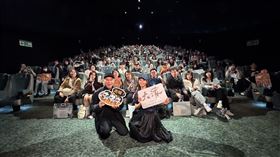 剛自美國返台的宋芸樺，即火速加入跑場行列，她在片中驚喜演出阿月成年後（潘麗麗 飾演）的女兒劉念雲。（圖／華文創 提供） 