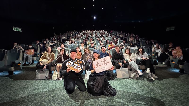 剛自美國返台的宋芸樺，即火速加入跑場行列，她在片中驚喜演出阿月成年後（潘麗麗 飾演）的女兒劉念雲。（圖／華文創 提供）