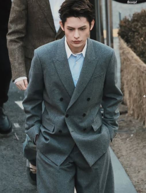 趙雨凡大膽挑戰難度極高的長版西裝，搭配俐落的雙排扣剪裁，讓網友紛紛狂讚。（圖／翻攝自IG @james.cortiis）