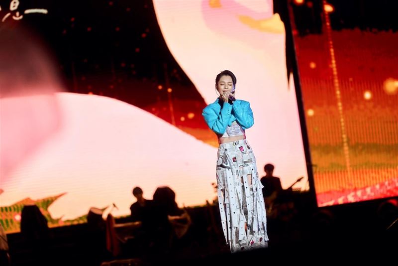 徐若瑄暖心捐出跨年表演服。（圖／Yahoo購物提供）