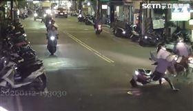 新北騎士詭切釀連環撞！2車滑壘噴飛3傷(圖/翻攝畫面)