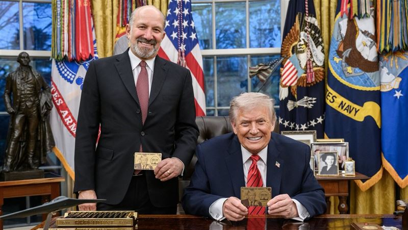 盧特尼克(左)大爆川普(右)如何逼台積電擴大赴美投資內幕。(翻攝X/@howardlutnick)