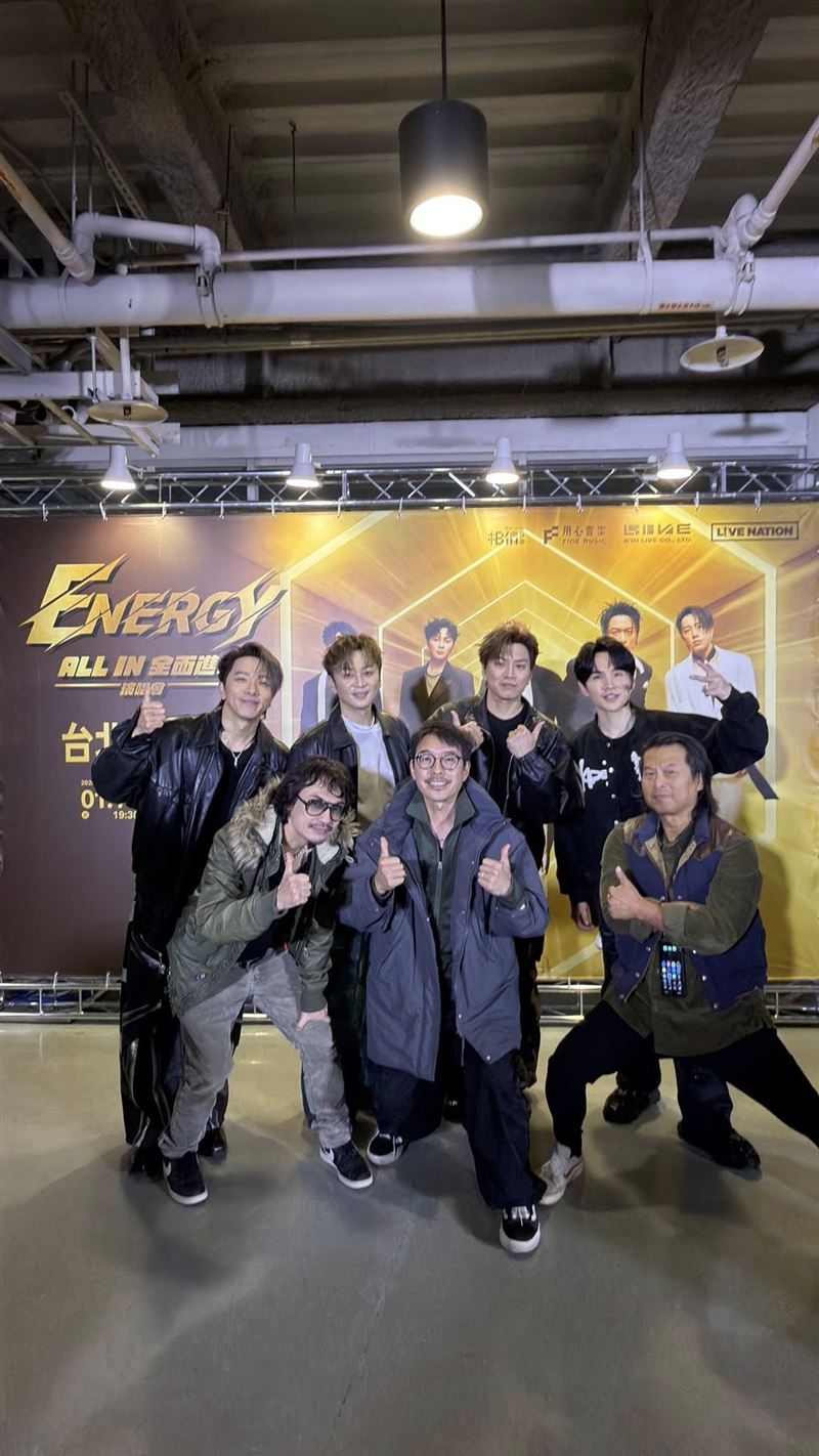 「四分衛樂團」主唱阿山與 Energy合照時少了TORO。（圖／翻攝自四分衛阿山臉書）