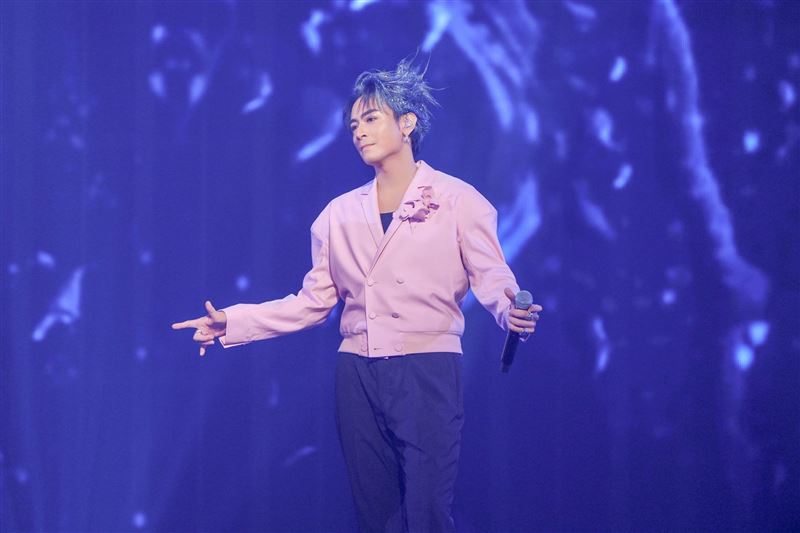 TORO在壓軸歌曲〈星期五晚上〉時，全程並未跳「16 蹲」舞步。（圖／ 相信音樂提供）