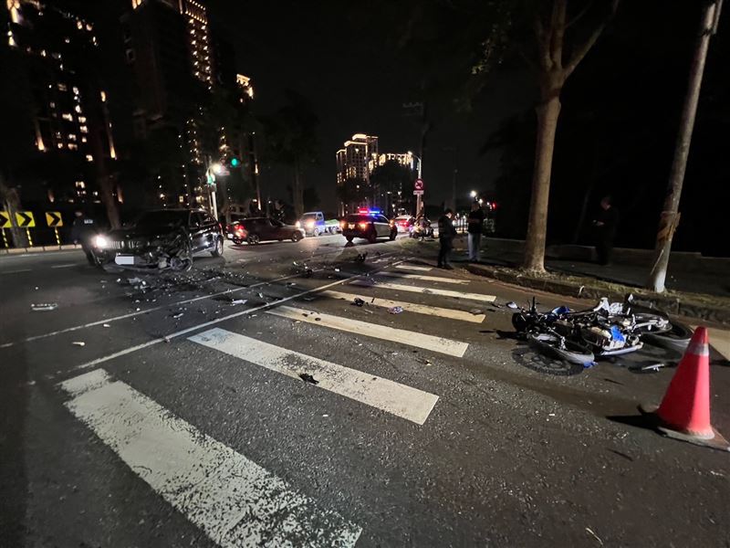 X3左側車頭全毀，可見當時撞擊力道有多大。（圖／翻攝畫面）