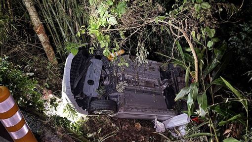 苗栗女縱火燒工寮！反遭前男友開車撞墜谷