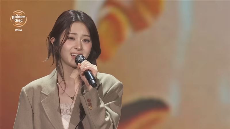 LE SSERAFIM成員許允真個人舞台，被網友狠批「災難級翻車」。（圖／翻攝自Golden Disc）