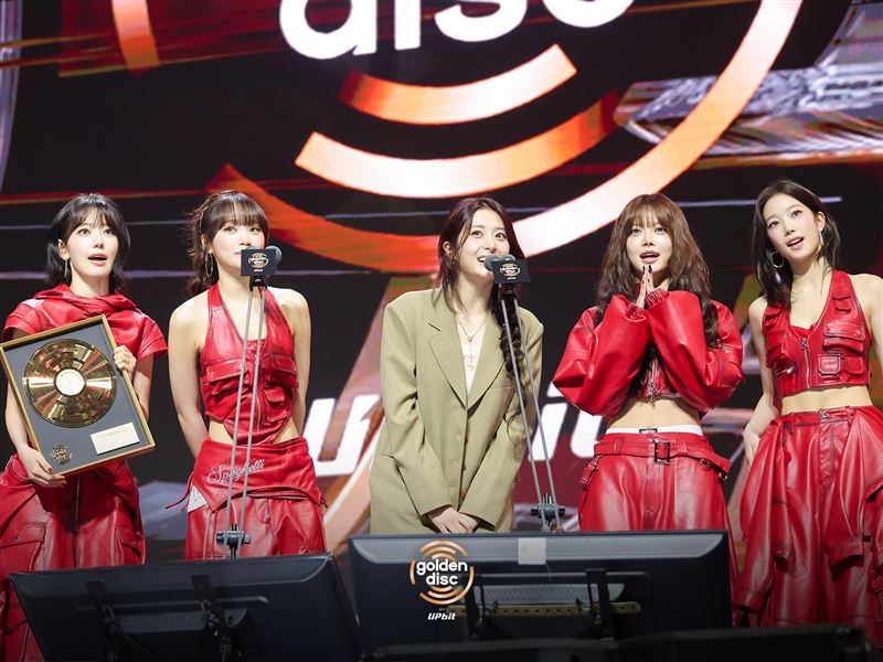 LE SSERAFIM近日推出新歌〈SPAGHETTI〉，疑似是在正面回擊黑粉與酸民。（圖／翻攝自IG @golden_disc）