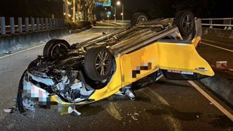 台74甲線驚悚車禍！小黃急閃野貓失控翻車