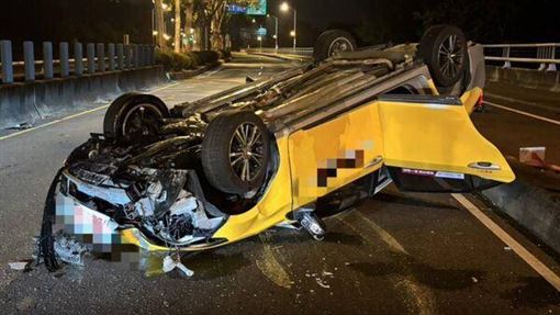 台74甲線驚悚車禍！小黃急閃野貓失控翻車