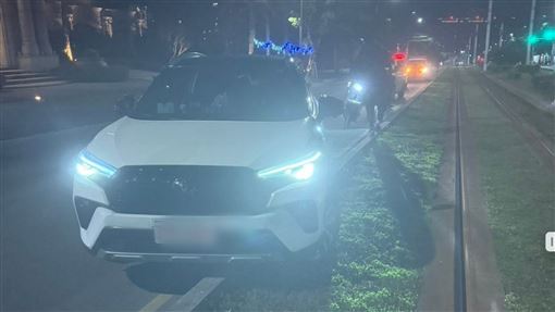 駕駛路況不熟　開車衝上淡水輕軌卡半小時