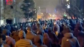 從伊朗示威抗議影片中截圖可以看到，雖然官方以武力鎮壓，但不少民眾仍義無反顧走上街頭抗爭。（圖／美聯社／達志影像）