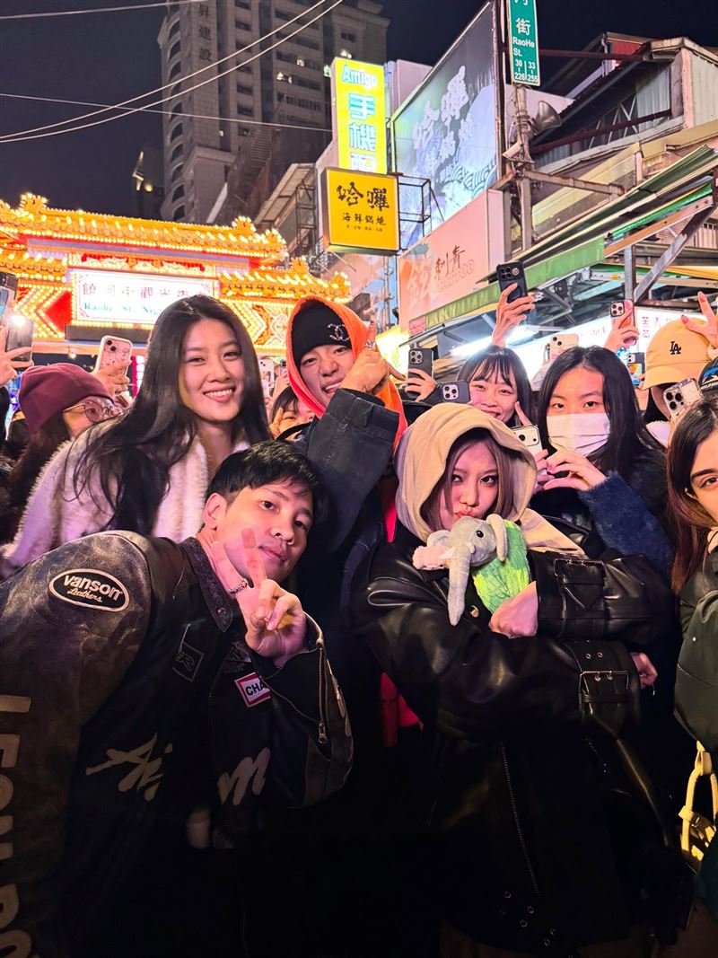 ALLDAY PROJECT驚喜現身饒河夜市。（圖／翻攝自Threads @rayray889）