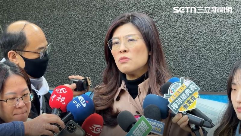 鄭麗文13日說，「關稅談判已經超過1年的時間了吧」，從頭到尾都是黑箱的，「我們真的很可憐啊」。（圖／翻攝畫面）