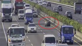 一只大型的塑膠桶出現在國道內側車道上。（圖／翻攝畫面）