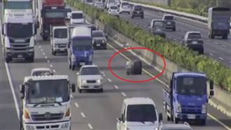國道驚見「大咖塑膠桶」　聯結車衰撞釀禍