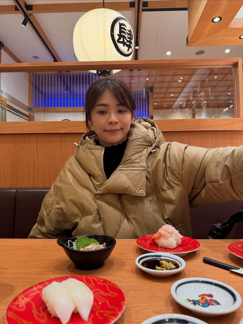 林萱瑜強忍情緒用餐。（圖／翻攝自Junior IG）