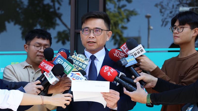 賴瑞隆確定出線參選高雄市長,首度向其他3人喊話「我們都是高雄隊」。(圖/翻攝畫面)