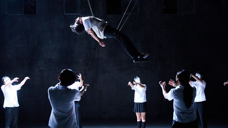 樂團旁觀霸凌現場　受害者吊掛如大法師