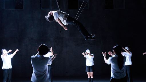 樂團旁觀霸凌現場　受害者吊掛如大法師