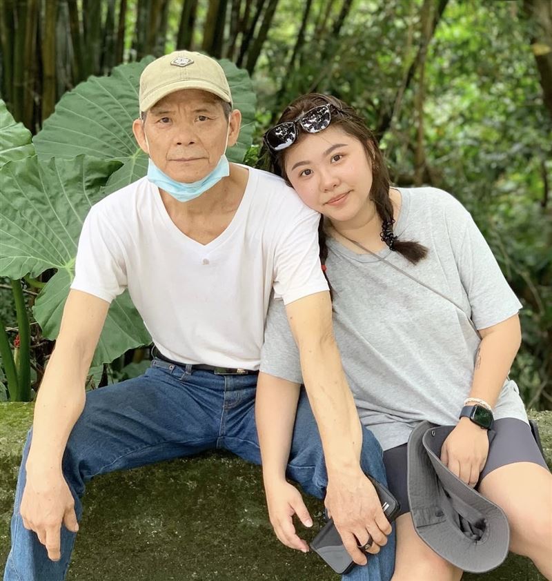 Debbie曬出與爸爸的合照分享身世秘密。(圖/翻攝自Debbie Threads)