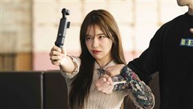 李多慧在節目中挑戰超反差的「台式8+9」角色。（圖／TVBS提供）