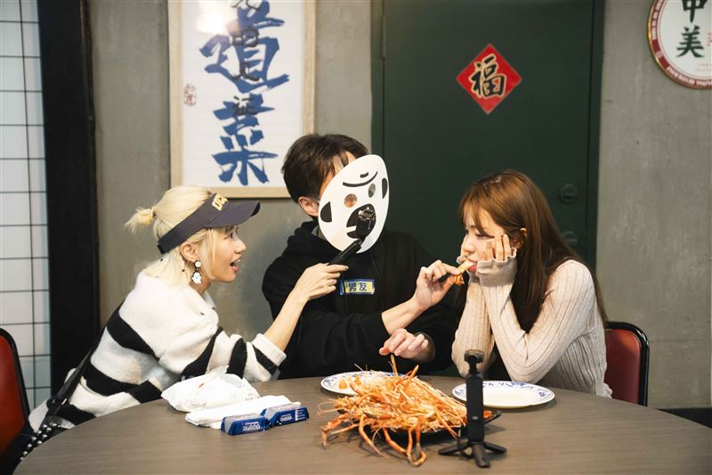 陳漢典(中)飾演李多慧(右)的「節目男友」,頻頻被擔任本集導演的Lulu在旁下指令。(圖/TVBS提供)