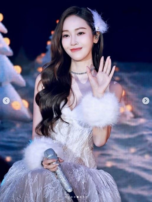 Jessica演唱會獻唱《Into the New World》抒情版，被網友質疑是在「蹭熱度」。（圖／翻攝自IG　＠jessica.syj）