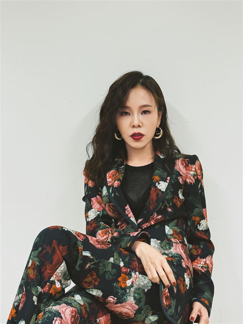 彭佳慧為懸疑影集唱主題曲,被要求要笑著唱。(圖/索尼音樂提供)