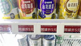 美廉社販售的啤酒寫著「開罐折5元」。（圖／取自Threads）