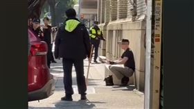 男子持刀與警方對峙。（圖／翻攝畫面）