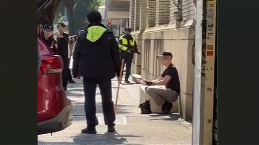 總統旁亮戰術刀揮舞　單車男與警對峙被逮