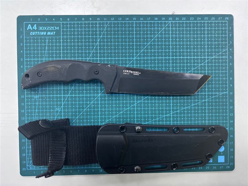 男子所持有的戰術刀。(圖/翻攝畫面)