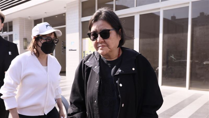 藍心湄（左）與邱瓈寬前往弔唁。（圖／記者趙于瑩攝影）