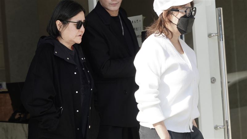 藍心湄（右）與邱瓈寬前往弔唁。（圖／記者趙于瑩攝影）