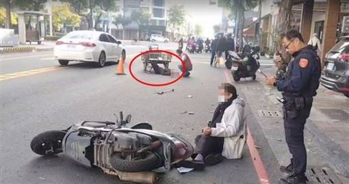 高雄男低頭滑手機！86歲嬤慘被撞飛路中央