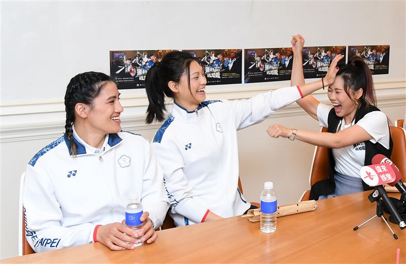 屠潔(右一)與吳詩儀(中)的搞笑互動曝光,左一為陳念琴。(圖/三立提供)