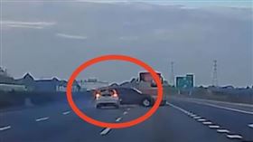 國道,休旅車,失控,大迴轉,自撞,母女,載舅媽骨灰,保佑（圖／翻攝自Threads @linshuyun2222）