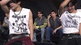 NCT WISH成員Sion與Riku翻跳EXO〈The Eve〉舞蹈，後方趙雨凡的表情引發爭議。（圖／翻攝自Disney+）