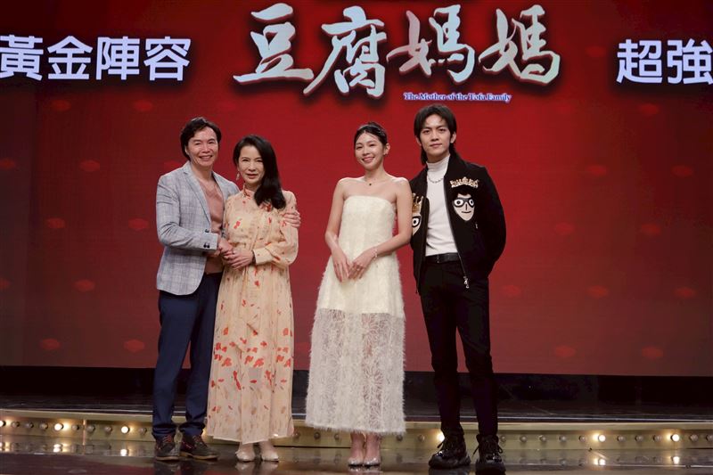 （左起）吳鈴山、張倩、曾智希、郭忠祐飾演一家人。（圖／民視提供）