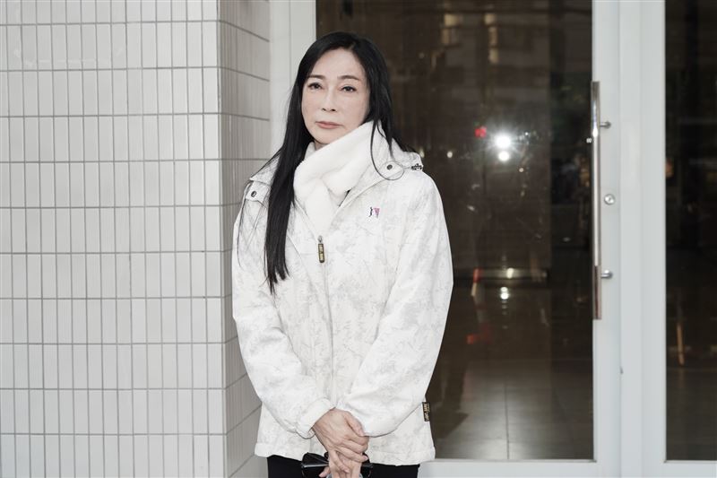 顧婕今在靈堂前落淚。（圖／記者趙于瑩攝影）