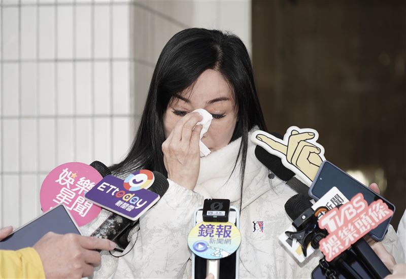 顧婕今在靈堂前落淚。（圖／記者趙于瑩攝影）