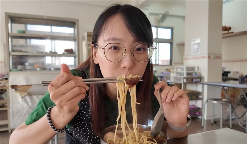 「孫女」形容爆皮麵香氣帶有滷肉燥的油香，口感像白菜滷裡的豬皮，味道鹹香。（圖／翻攝自普通女子 孫女YouTbe）