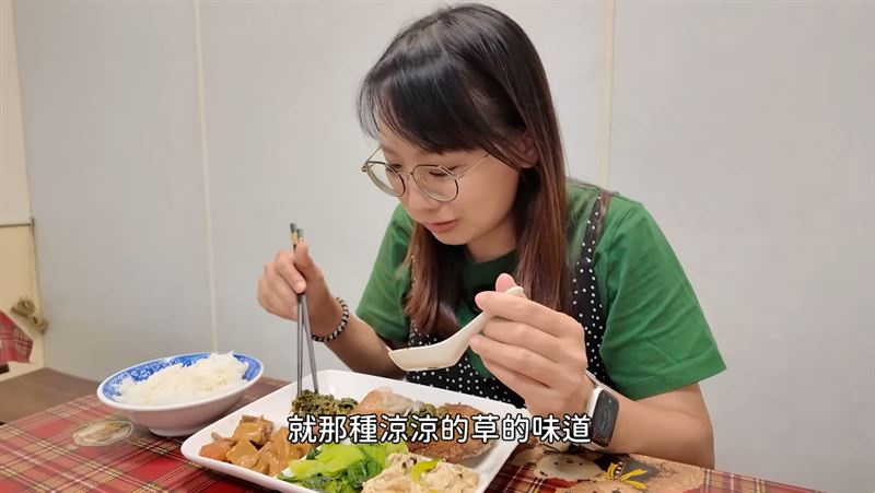 孫女坦言「薄荷雞腿飯」是此行最令她好奇的料理之一。（圖／翻攝自普通女子 孫女YouTbe）