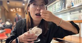 YTR「孫女」挑戰味蕾極限！豬腳冰、鹹魚肉餅　超狂菜單直呼毫無人性。（圖／翻攝自普通女子 孫女YouTbe）