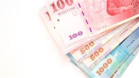 「全民+1 政府相挺」普發現金上路，13歲以上未成年人可自行登記帳戶或提領現金，7到12歲可用自己或家長帳戶，未滿7歲由父母代領。除特定族群可直接入帳外，亦可選擇登記入帳、ATM、或郵局臨櫃三種領法，114年11月5日起開放登記。（示意圖／PIXABAY）