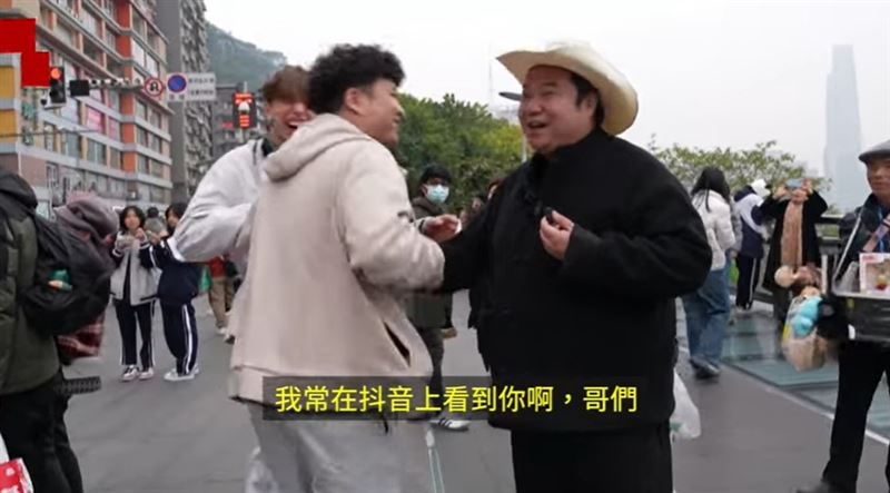 瑞哥遇到粉絲攀談，他會立刻川普上身逗得大夥笑開懷。（圖／翻攝BBC news中文YT）