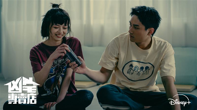 陳姸霏（左）、范少勳（右） 在凶宅買賣工作中成為彼此重要的心靈支柱。（圖／Disney+提供）